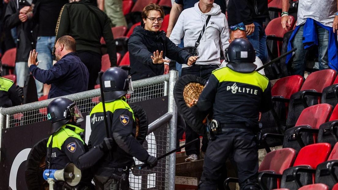 De ME grijpt in bij de rellen in De Grolsch Veste