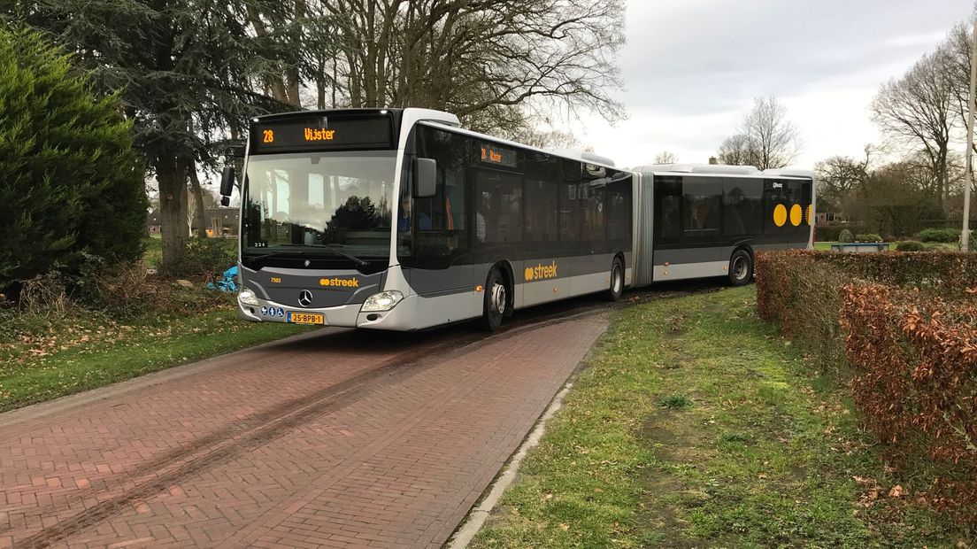 De bochten in Lhee zijn nu te krap om gelede bussen veilig door het dorp te laten rijden (Rechten: Serge Vinkenvleugel/RTV Drenthe)