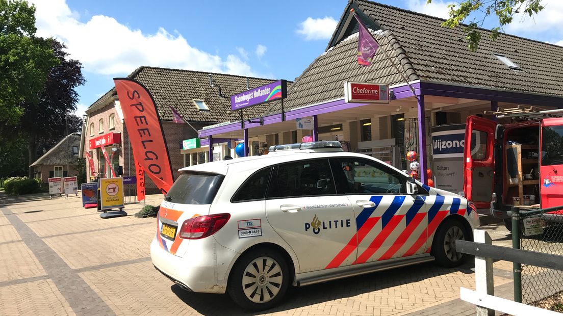 Politie bij de winkel van Bernd Hollander in Aalden (Rechten: RTV Drenthe/Steven Stegen)