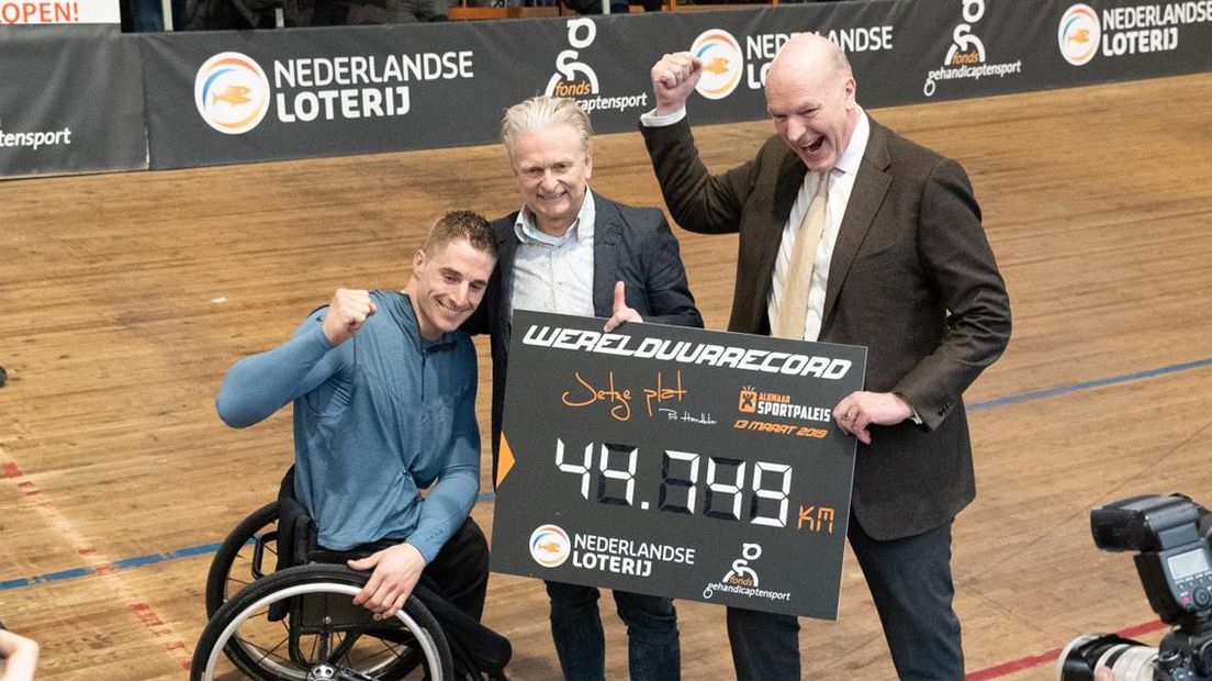 Jetze Plat met zijn kersverse werelduurrecord. 