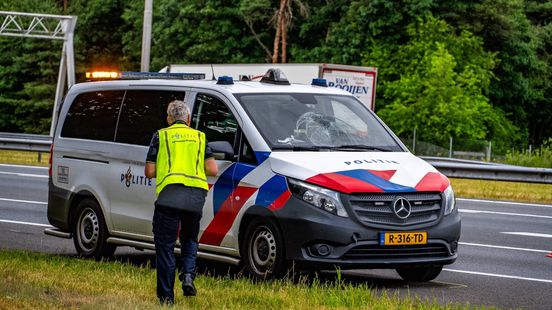 Voetganger (48) raakt gewond op vluchtstrook A50