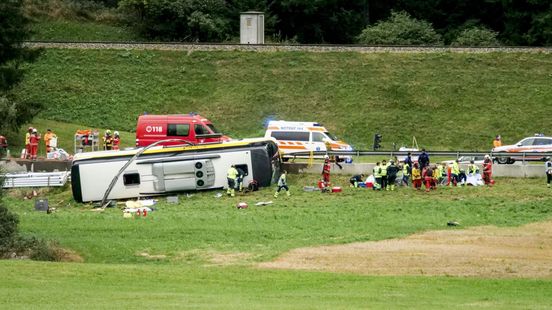 Strafrechtelijk onderzoek naar chauffeur na dodelijk busongeluk in Zwitserland