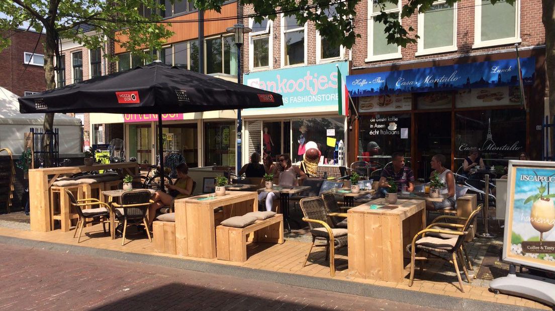 De terrassen van Casa Montalto en Coffee & Tasty liggen dicht tegen elkaar aan (Rechten: RTV Drenthe / Hjalmar Guit)