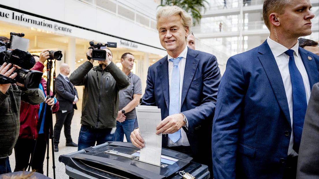 Geert Wilders stemt in het stadhuis van Den Haag
