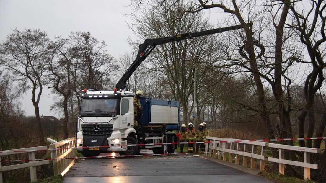 De Reggersweg in Staphorst was enige tijd gestremd door een omgevallen boom