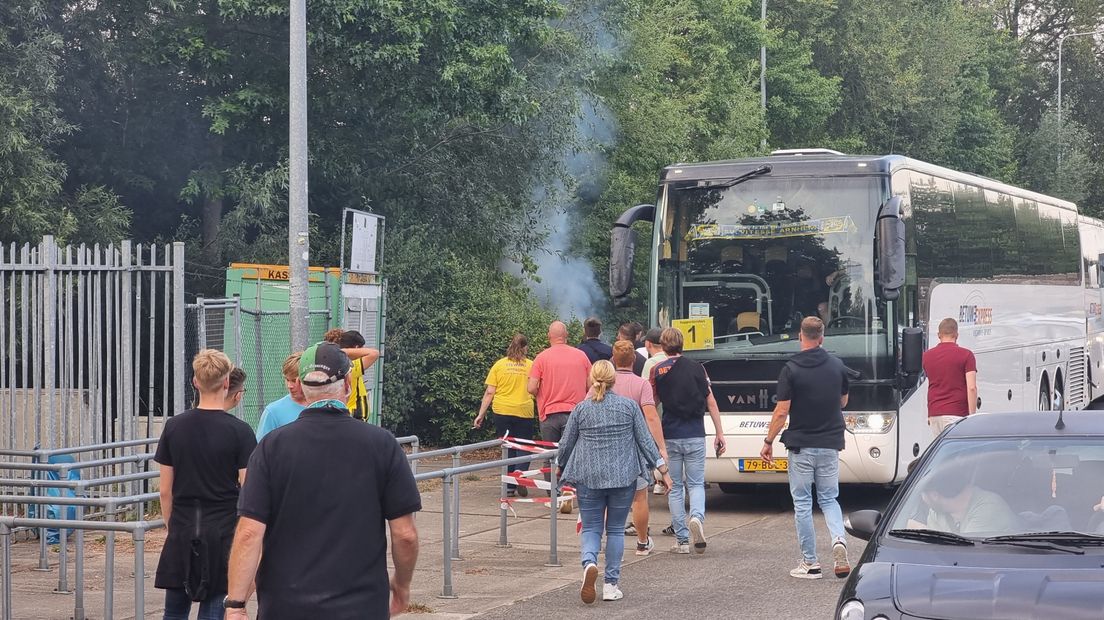 Rook in de bosjes naast de bussen van de Vitesse-supporters
