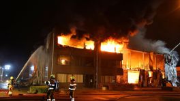 VIDEO | Textielbedrijf gaat in vlammen op in Zaltbommel