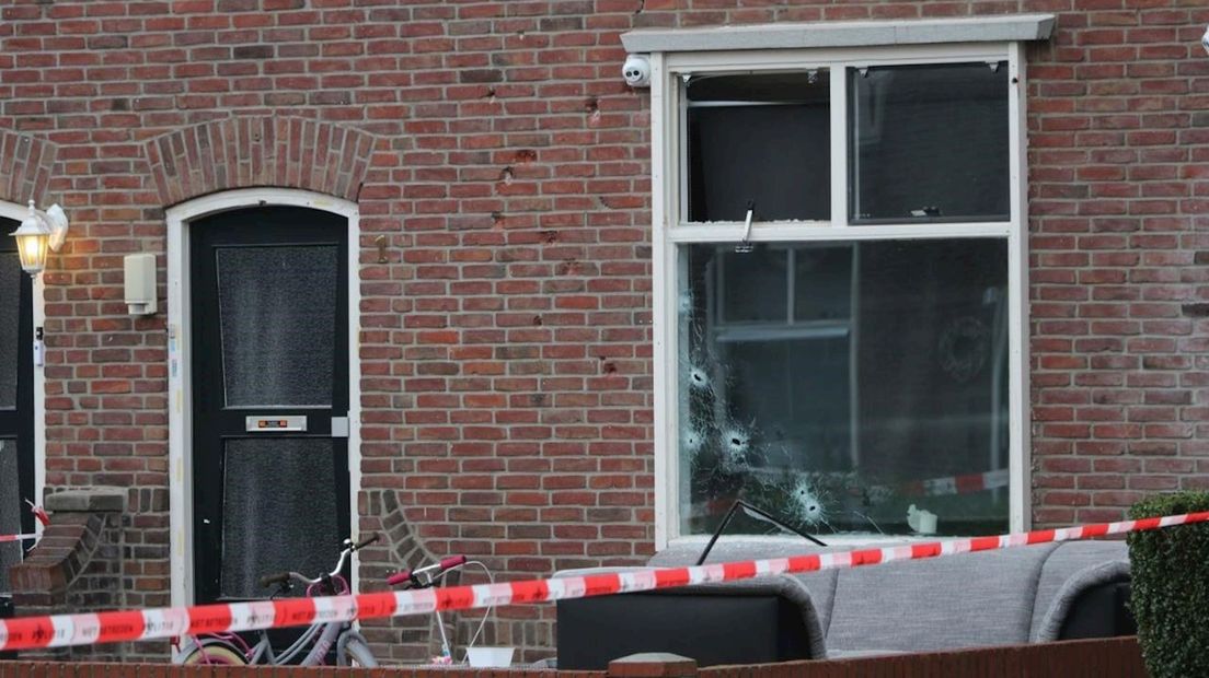 De beschoten woning aan de Benkoelenstraat in Enschede
