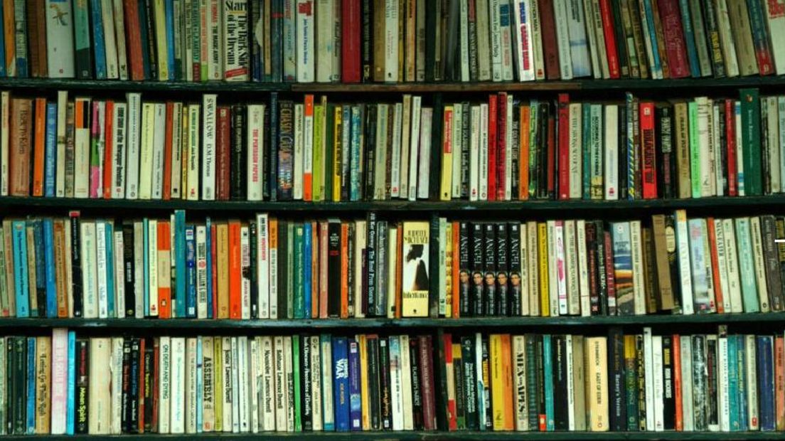 Boeken moeten de leesvaardigheid van de vluchtelingen verbeteren (Rechten: Archief RTV Drenthe)