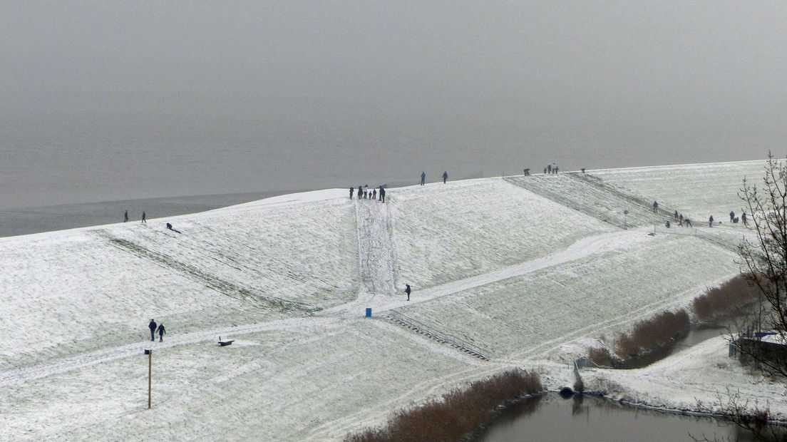 Sneeuwpret op de dijk bij Delfzijl