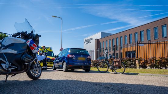 Fietser gewond in Kampen na botsing met auto. Fietser gewond in Kampen na botsing met auto.
