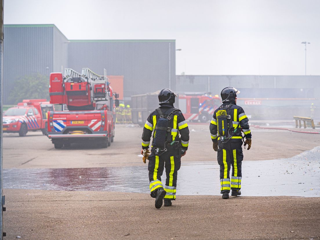 Brandweerlieden in de Waalhaven