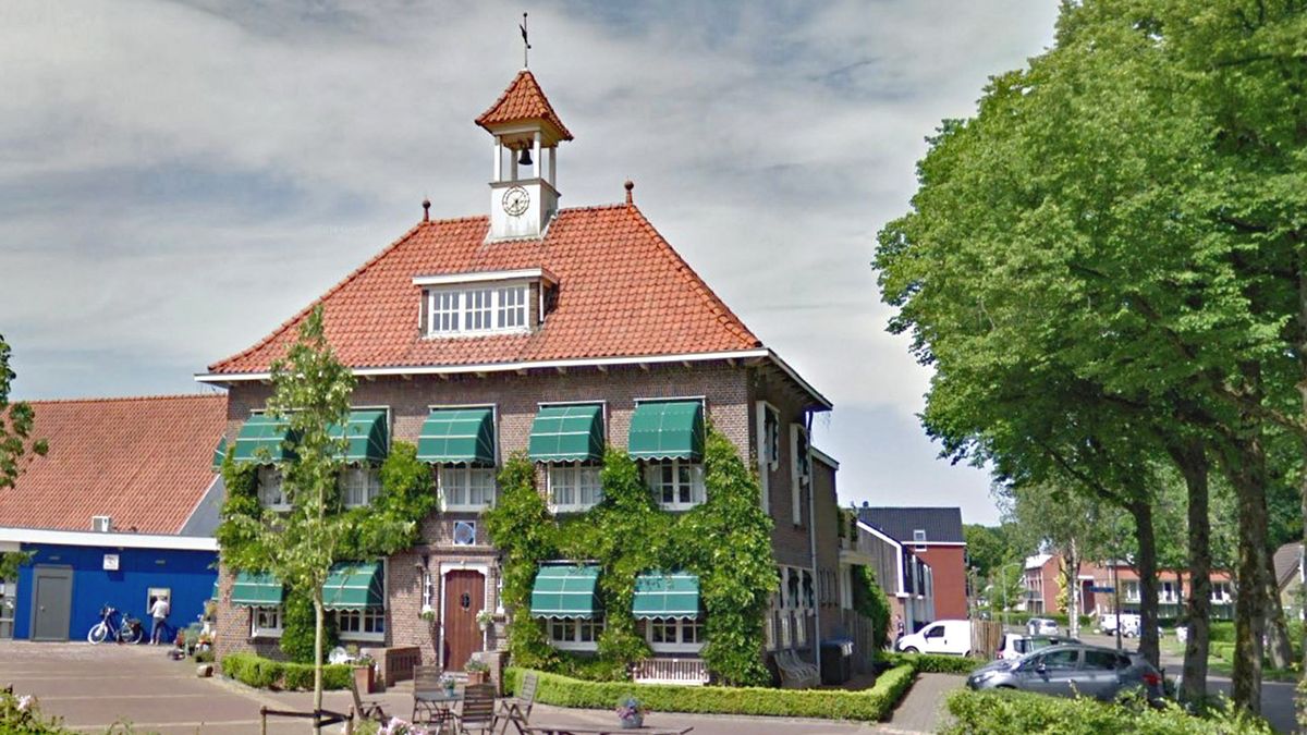 Zo vergaat het onze oude statige gemeentehuizen: het raadhuis van Peize
