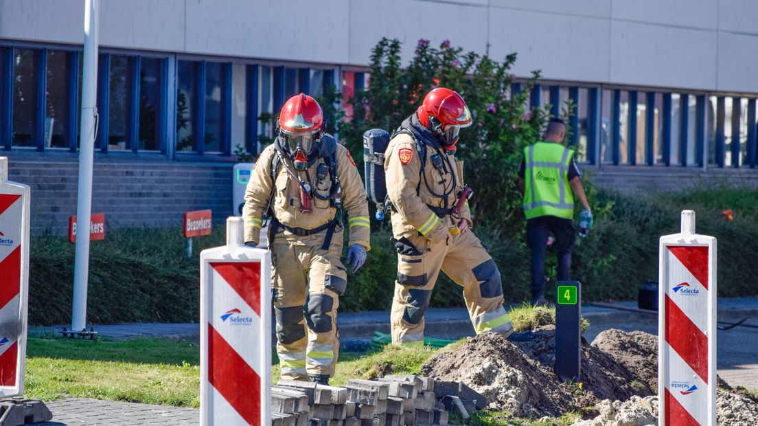 Brandweer bij de gaslek aan de Kalkoven in Leek
