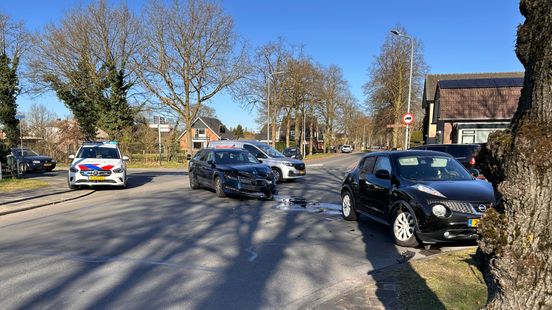 Automobilist gewond bij aanrijding Wierden. Automobilist gewond bij aanrijding Wierden.
