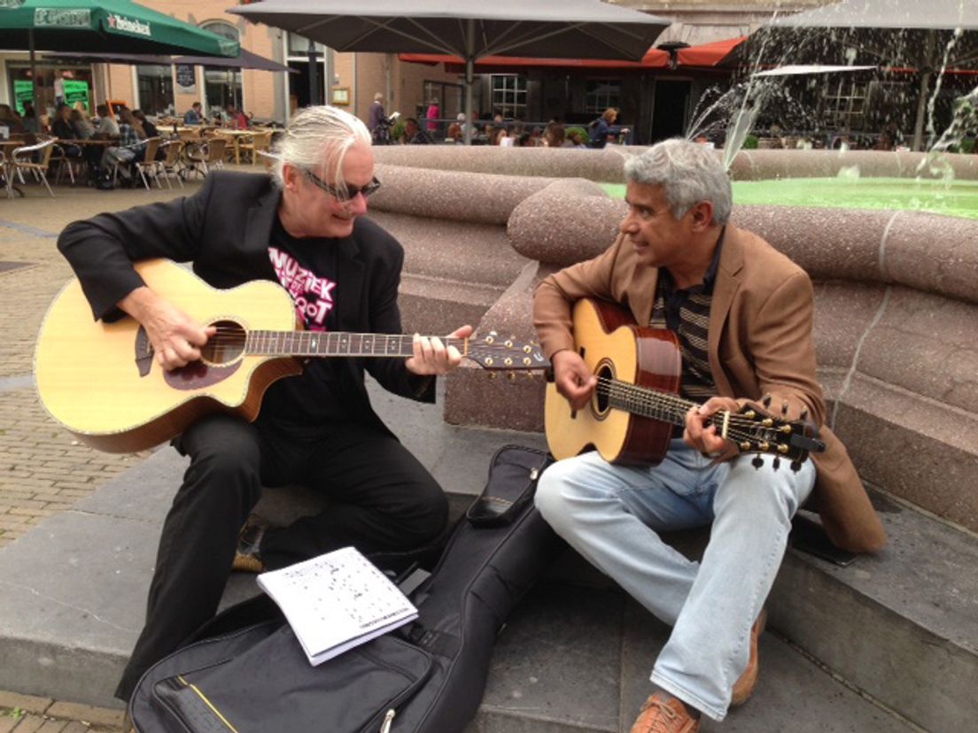 Organisator van Muziek uit de Goot Rik Tazelaar met collega gitarist Walter de Lima bij hun lievelings speelplek op de Gorcumse Grote Markt.