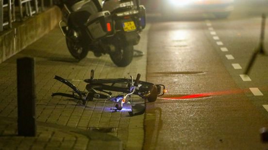 Fietser gewond, motorrijder van politie betrokken bij ongeluk.