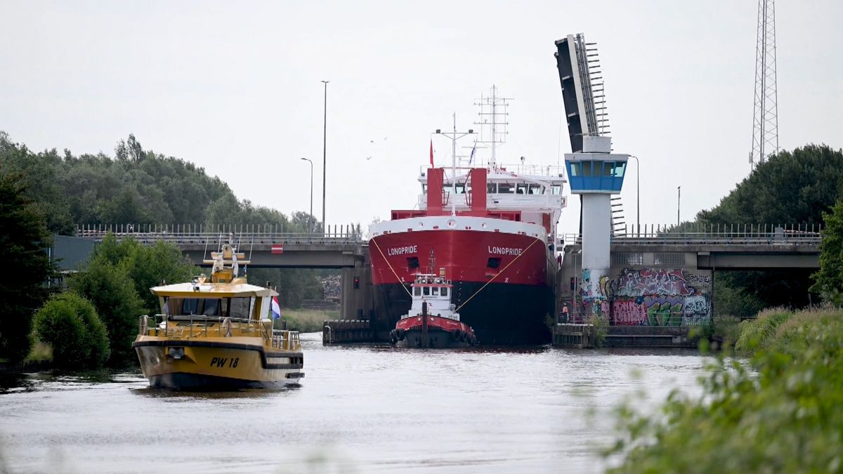 Schip manoeuvreert door Stad