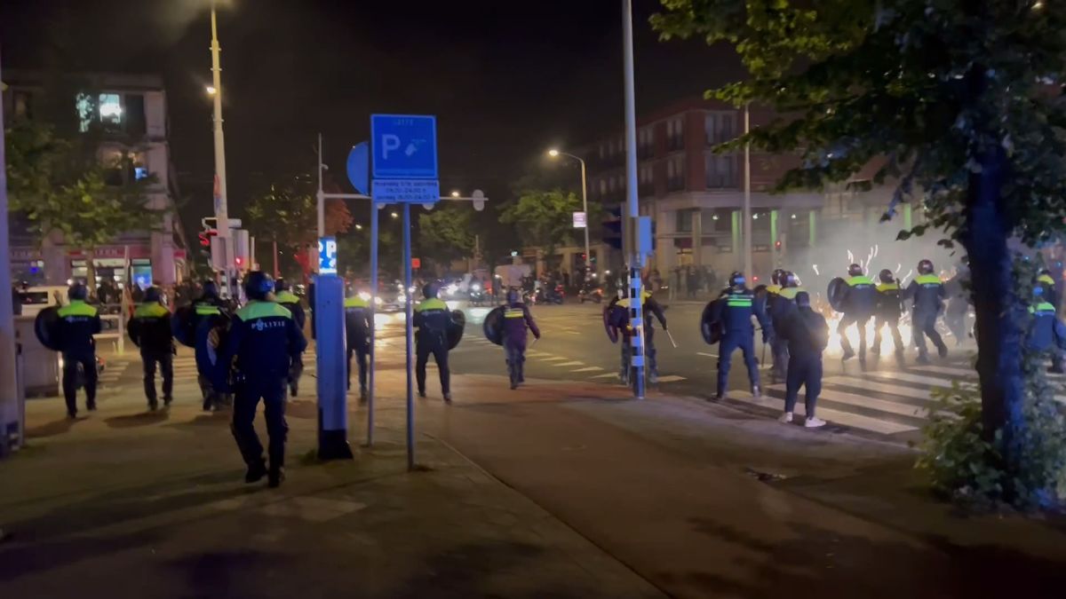 Agenten in Schilderswijk bekogeld met vuurwerk