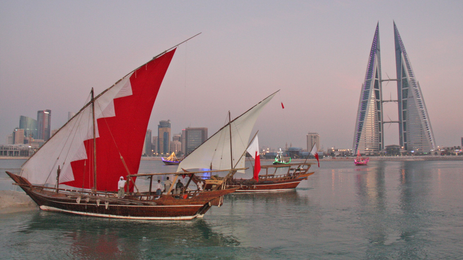 Fiskjen bart noch altyd mei dhow-boaten, op de eftergrûn it World Trade Centre mei wynturbinen