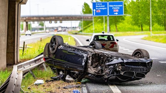 Auto valt van snelweglus naar beneden, landt ondersteboven op de A15