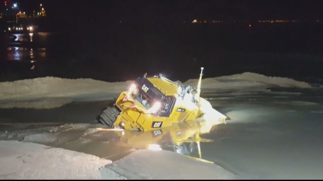 VIDEO: bulldozer zakt weg in drijfzand