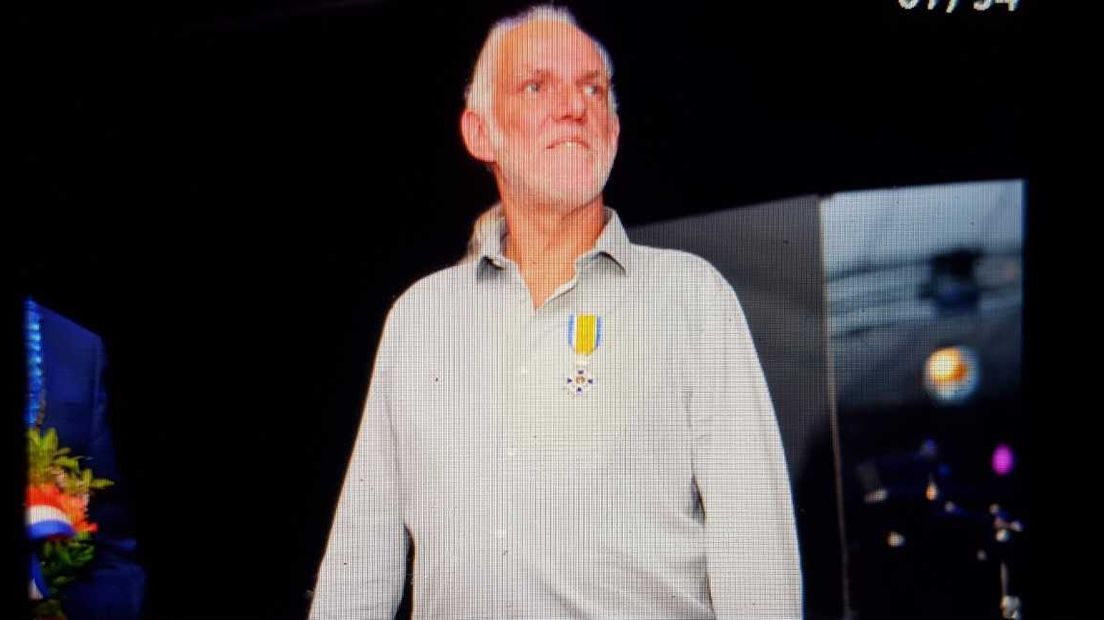 Singer-songwriter Dick van Altena is zaterdagavond geridderd. De zanger uit Oosterhout werd in het dorpshuis van Angeren benoemd tot Ridder in de Orde van Oranje-Nassau.