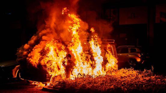 Werkbus volledig afgebrand • persoon te water