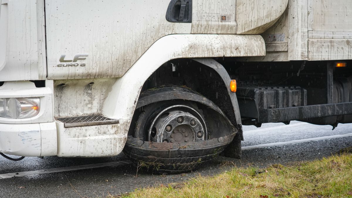 Vrachtwagen krijgt klapband bij verkeersplein Gieten, weg tijdelijk bezaaid met rubber