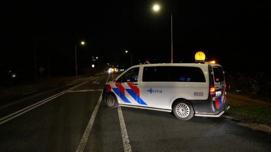 Automobilist ramt gevel van Hema in Ter Apel, gekantelde vrachtwagen zorgt voor vertraging op A28. Automobilist ramt gevel van Hema in Ter Apel, gekantelde vrachtwagen zorgt voor vertraging op A28.