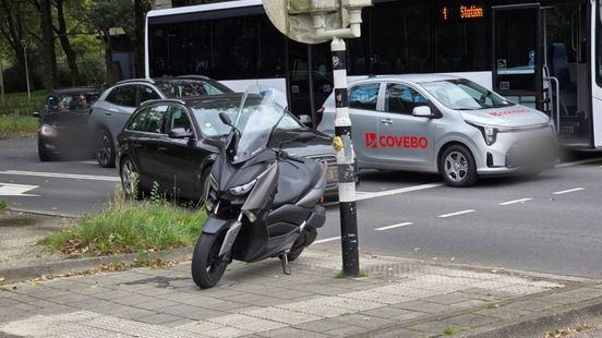 Remactie zorgt voor aanrijding tussen motorscooter en auto. Remactie zorgt voor aanrijding tussen motorscooter en auto.