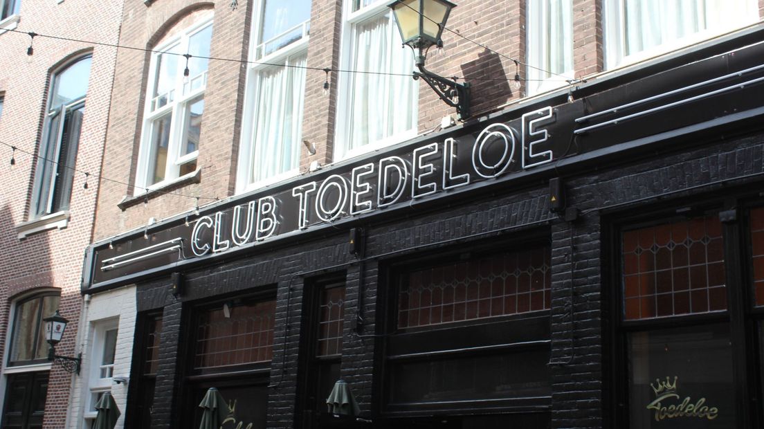 De gevel van Club Toedeloe