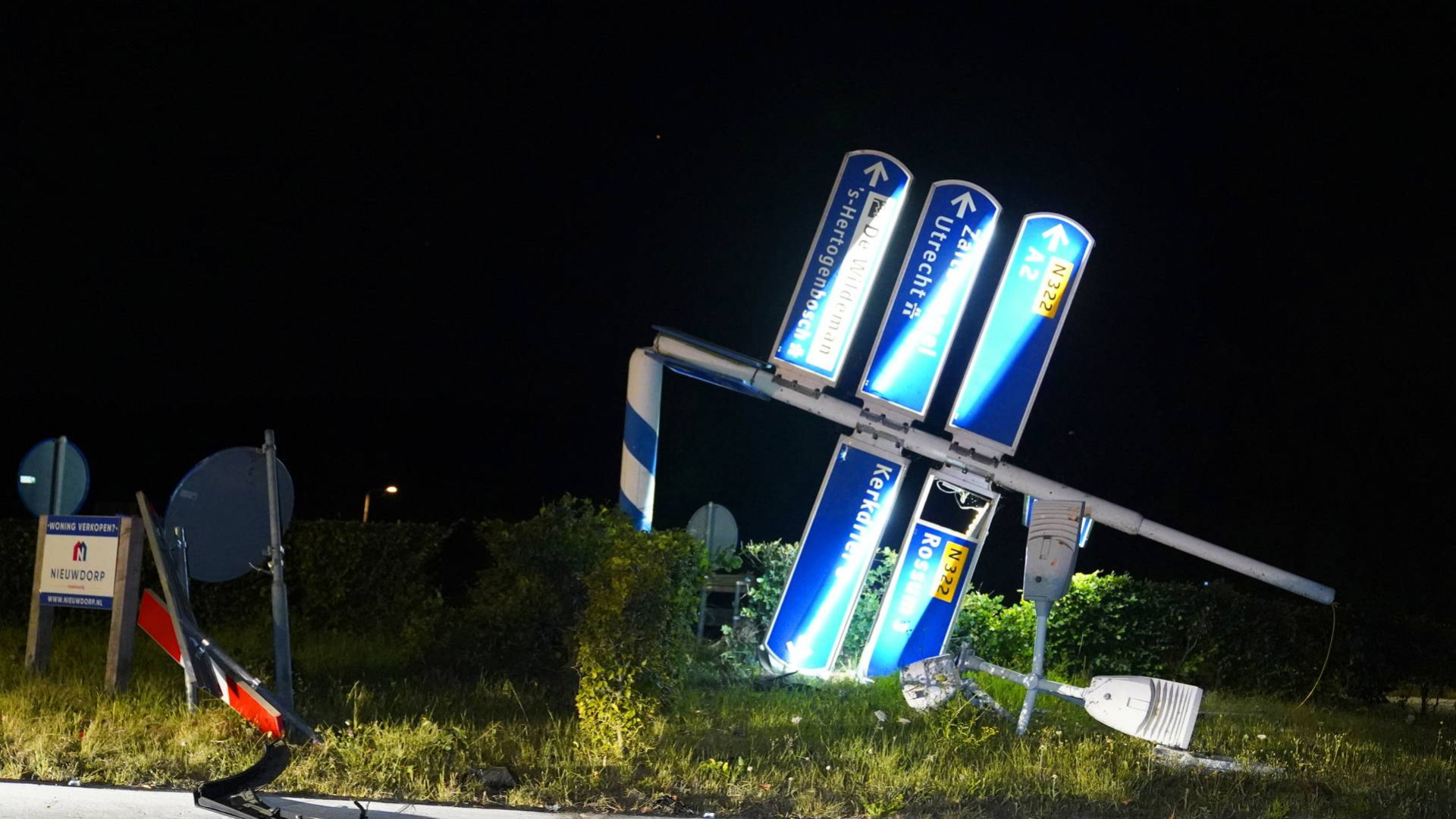 Man crasht met auto tegen verkeerspaal op rotonde in Zaltbommel
