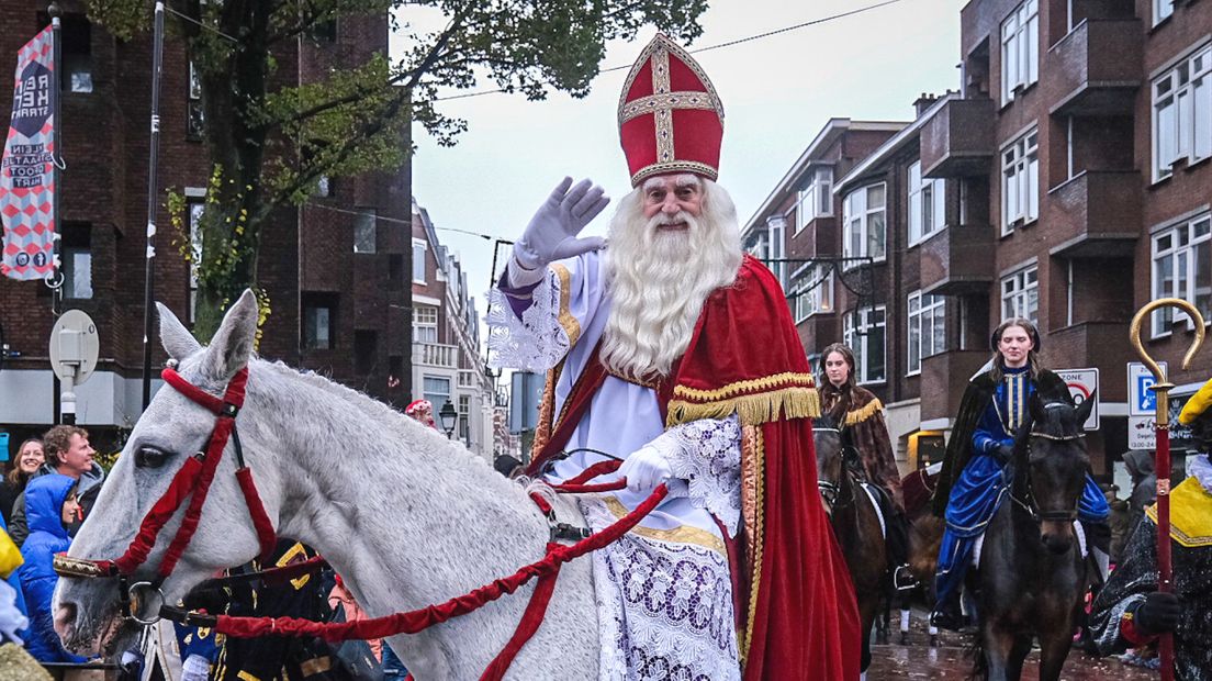 Sinterklaas tijdens zijn rit door de stad