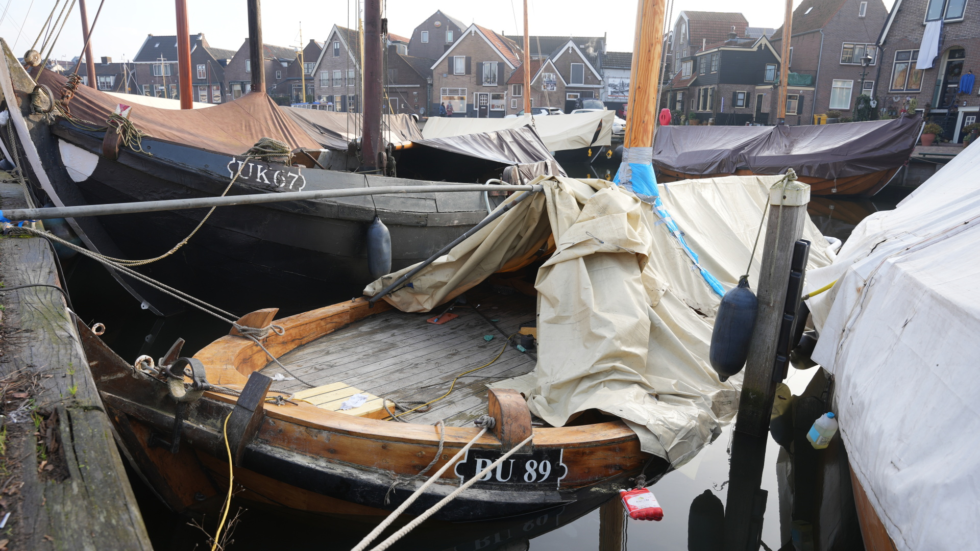 Historische botter Spakenburg lek door vorst en dooi