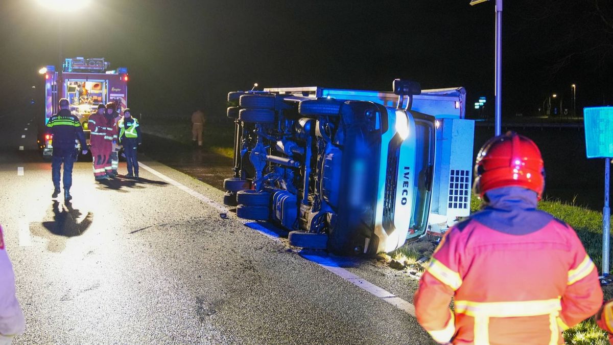 112-nieuws: Kleine vrachtwagen kantelt tussen Wildervank en Gieterveen