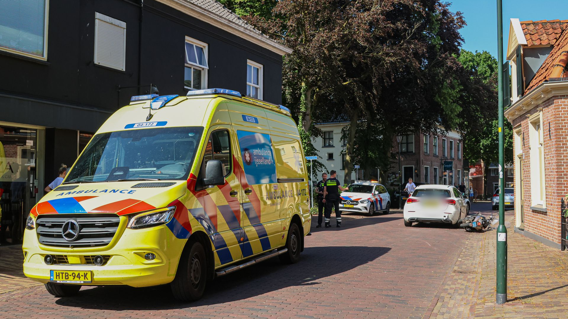 Ongeluk met lesauto • zwemmer verdronken