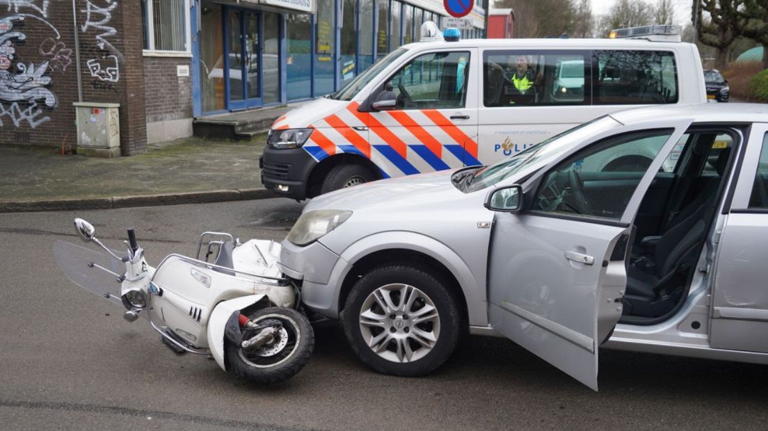 De scooterrijder is voor controle naar een ziekenhuis gebracht