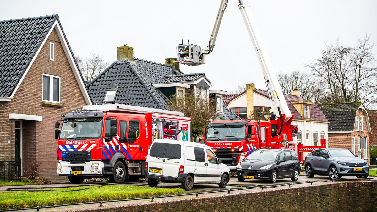 Hoogwerker komt te pas aan schoorsteenbrand in Wijnjewoude