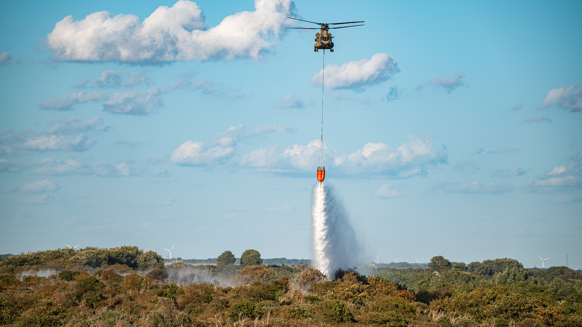 Inmiddels is een Chinook-helikopter van Defensie gearriveerd om het vuur te doven.