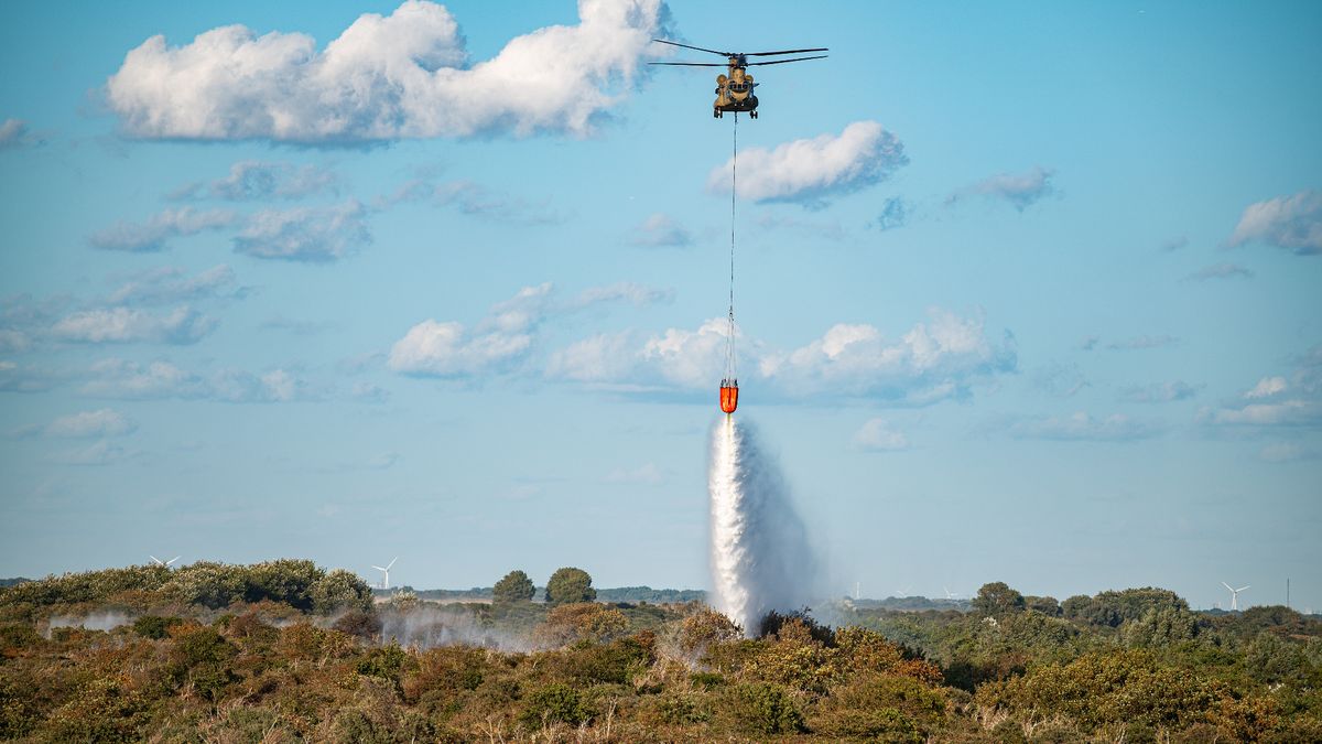 Grote duinbrand in Ouddorp: NL-alert verstuurd en Chinook-helikopter gearriveerd