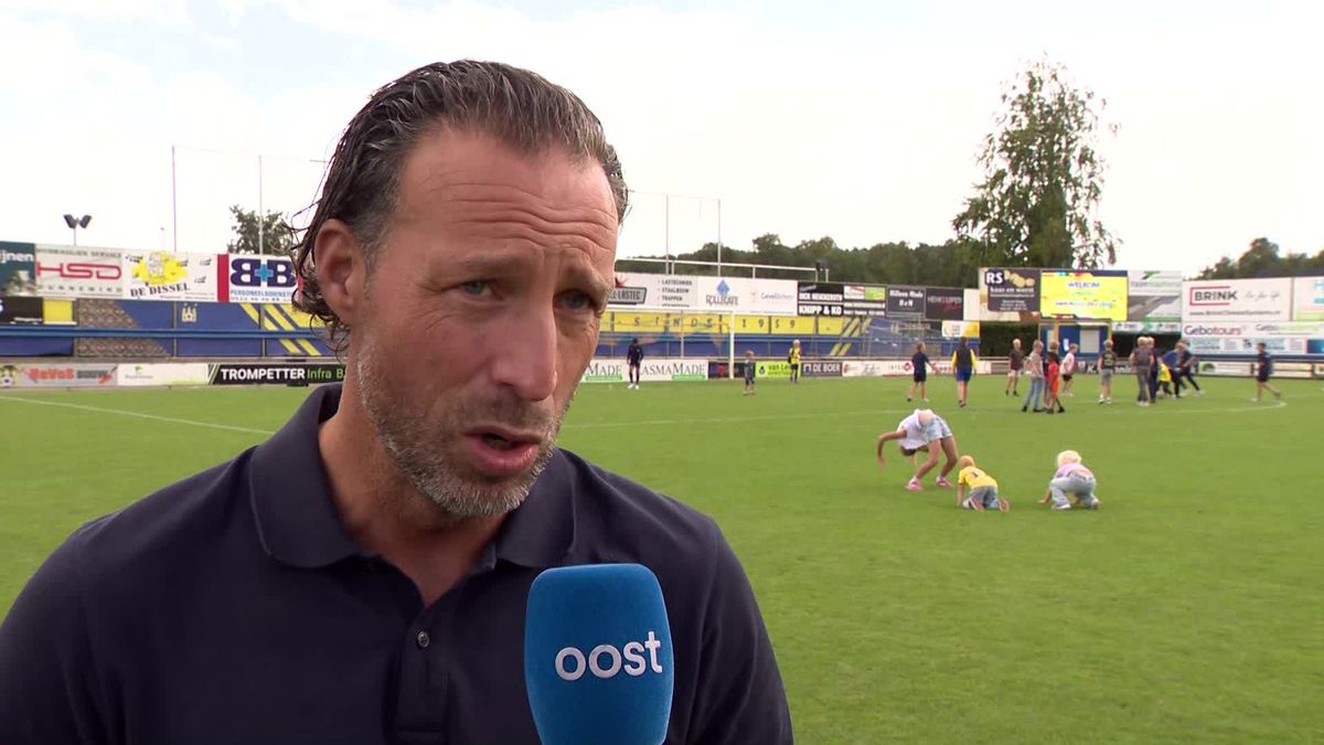 Arnold Klein na de overwinning met Genemuiden tegen Staphorst