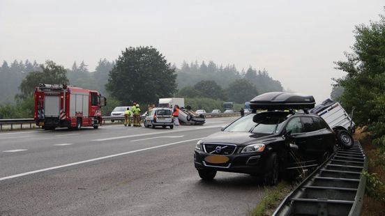 Auto midden op A1 op de kop na ongeluk. Auto midden op A1 op de kop na ongeluk.