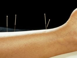 'Vieze' acupuncturist (82) vrijgesproken van ontucht met twee patiënten