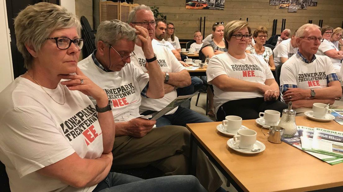 Een stil protest van omwonenden in witte shirts (Rechten: Hielke Meijer / RTV Drenthe)