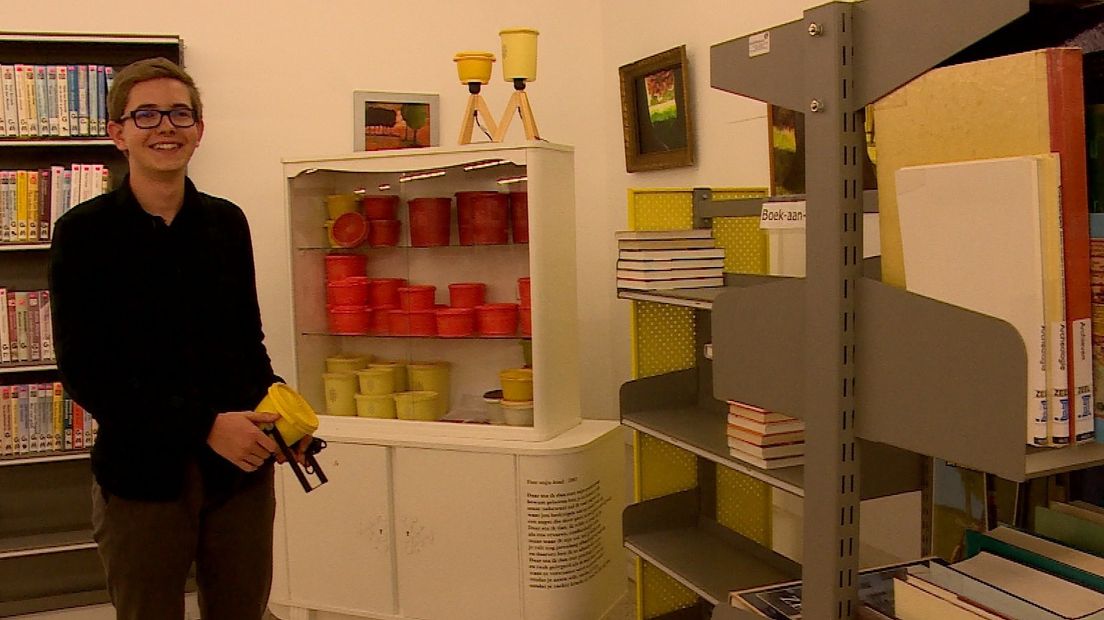 Teun stelt zijn Tupperware tentoon bij de bibliotheek in Hulst