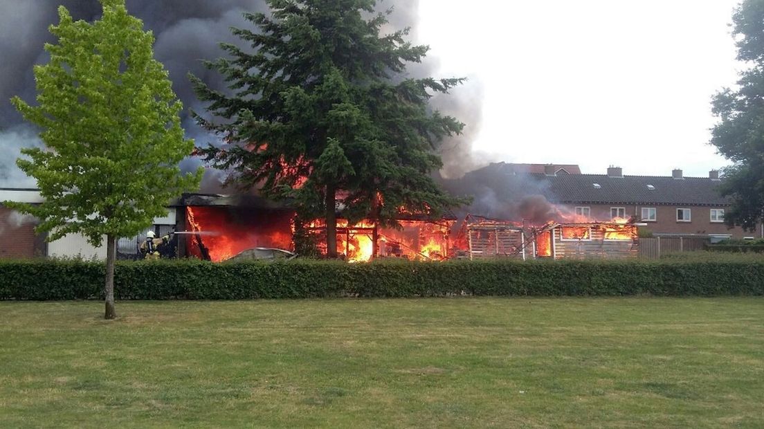Schuren in vlammen op in Goor