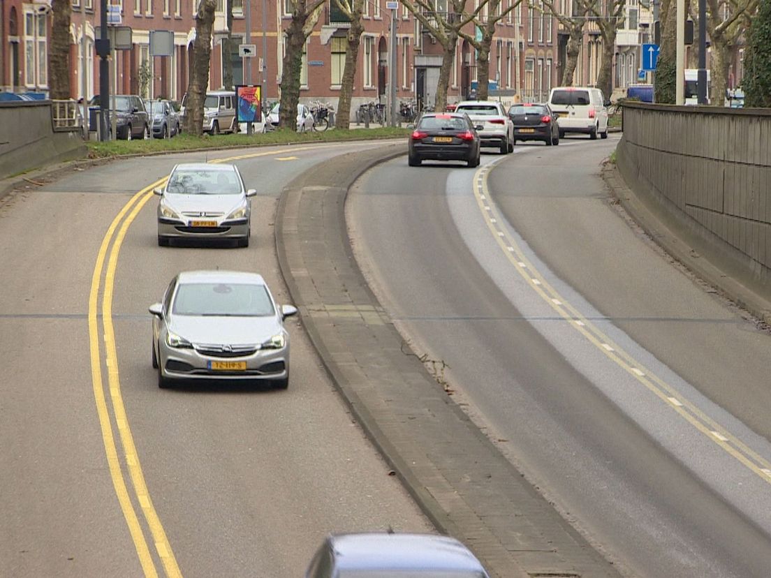 Minder verkeer door gesloten rijstrook op de 's Gravendijkwal in Rotterdam