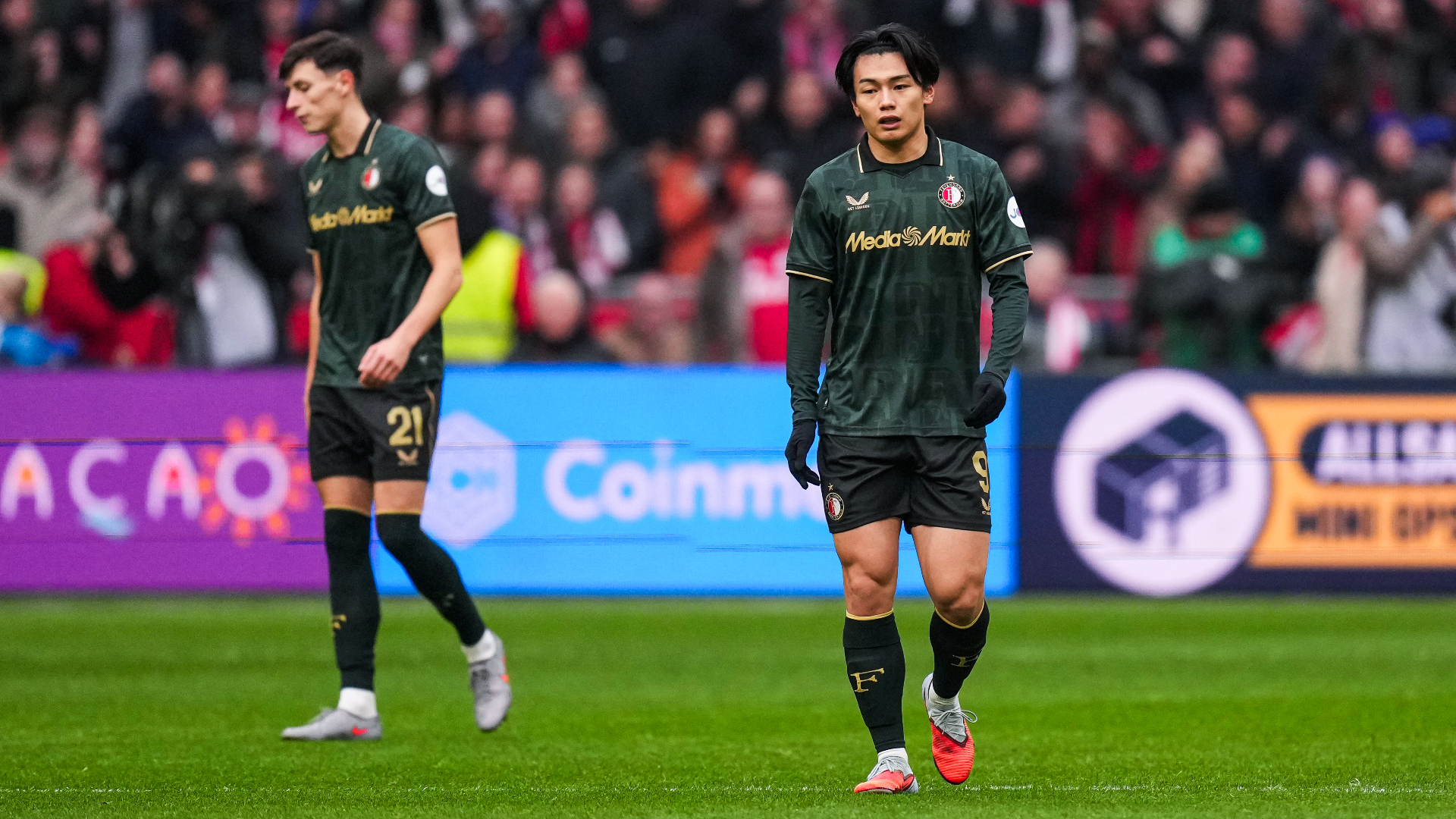 Ueda en Ahmedhodzic balen na de vroege openingstreffer van Ajax.