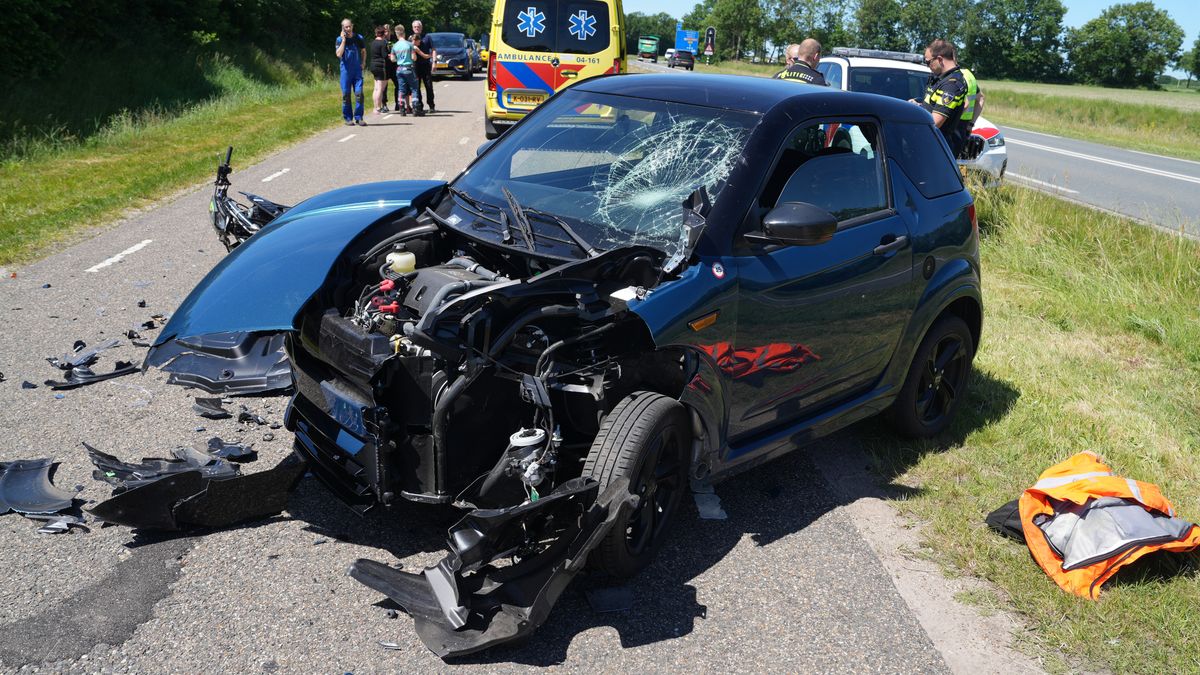 112 Nieuws: Forse schade bij botsing tussen auto en brommer bij Tuk